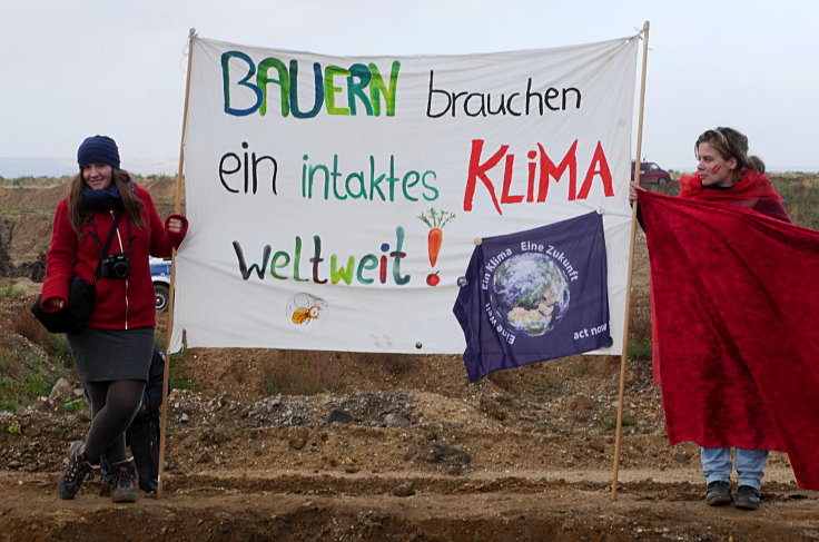 © www.mutbuergerdokus.de: 'Führung Hambacher Forst mit Aktion Rote Linie A4'