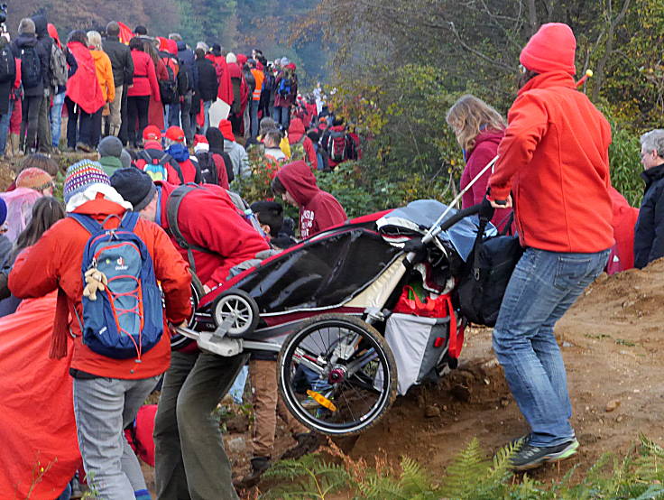 © www.mutbuergerdokus.de: 'Führung Hambacher Forst mit Aktion Rote Linie A4'