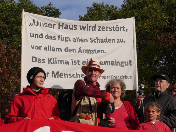 © www.mutbuergerdokus.de: 'Führung Hambacher Forst mit Aktion Rote Linie A4'
