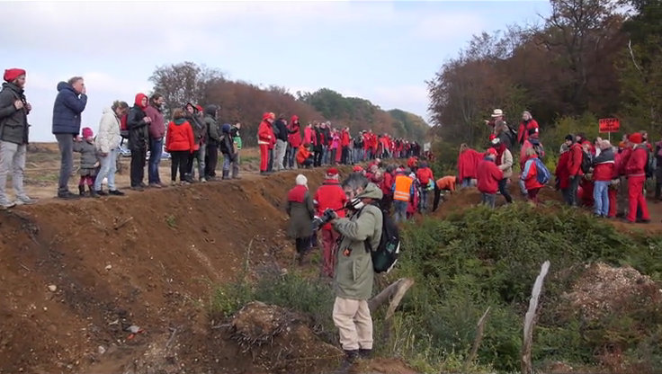 © www.mutbuergerdokus.de: 'Führung Hambacher Forst mit Aktion Rote Linie A4'