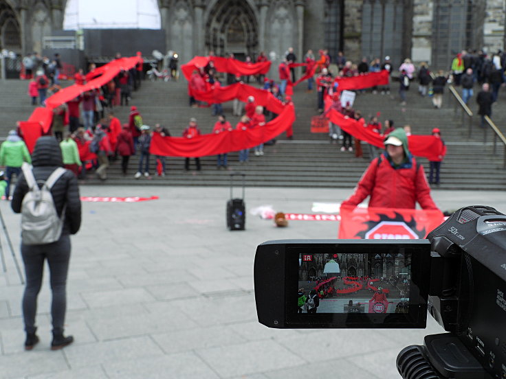 © www.mutbuergerdokus.de: 'Rote Linie-Aktion vorm Kölner Dom'