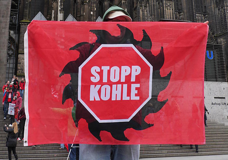 © www.mutbuergerdokus.de: 'Rote Linie-Aktion vorm Kölner Dom'