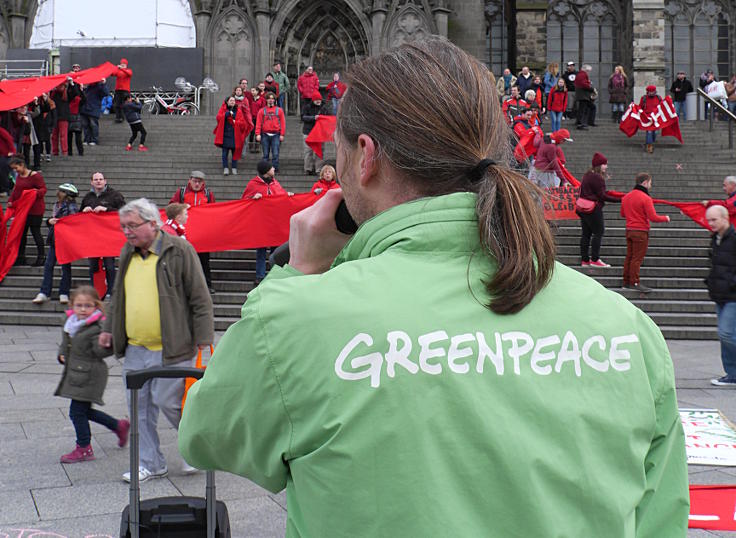 © www.mutbuergerdokus.de: 'Rote Linie-Aktion vorm Kölner Dom'