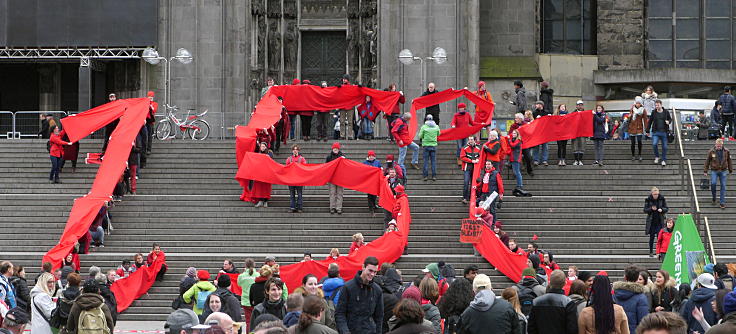 © www.mutbuergerdokus.de: 'Rote Linie-Aktion vorm Kölner Dom'