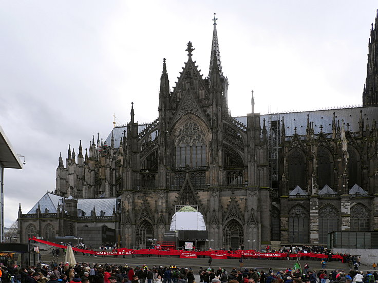 © www.mutbuergerdokus.de: 'Rote Linie-Aktion vorm Kölner Dom'