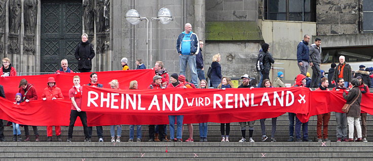 © www.mutbuergerdokus.de: 'Rote Linie-Aktion vorm Kölner Dom'