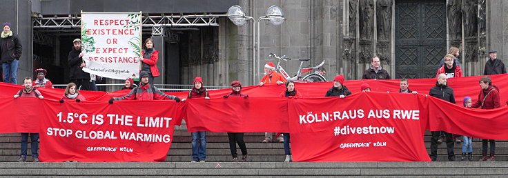 © www.mutbuergerdokus.de: 'Rote Linie-Aktion vorm Kölner Dom'