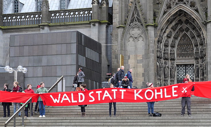 © www.mutbuergerdokus.de: 'Rote Linie-Aktion vorm Kölner Dom'