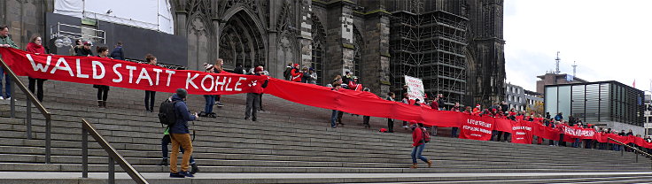 © www.mutbuergerdokus.de: 'Rote Linie-Aktion vorm Kölner Dom'