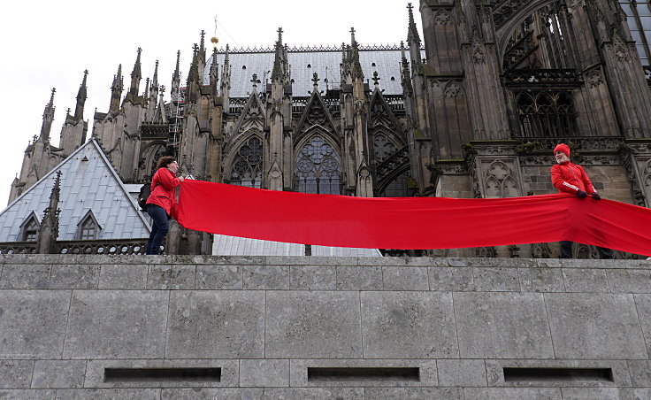 © www.mutbuergerdokus.de: 'Rote Linie-Aktion vorm Kölner Dom'