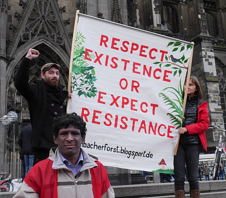 © www.mutbuergerdokus.de: 'Rote Linie-Aktion vorm Kölner Dom'