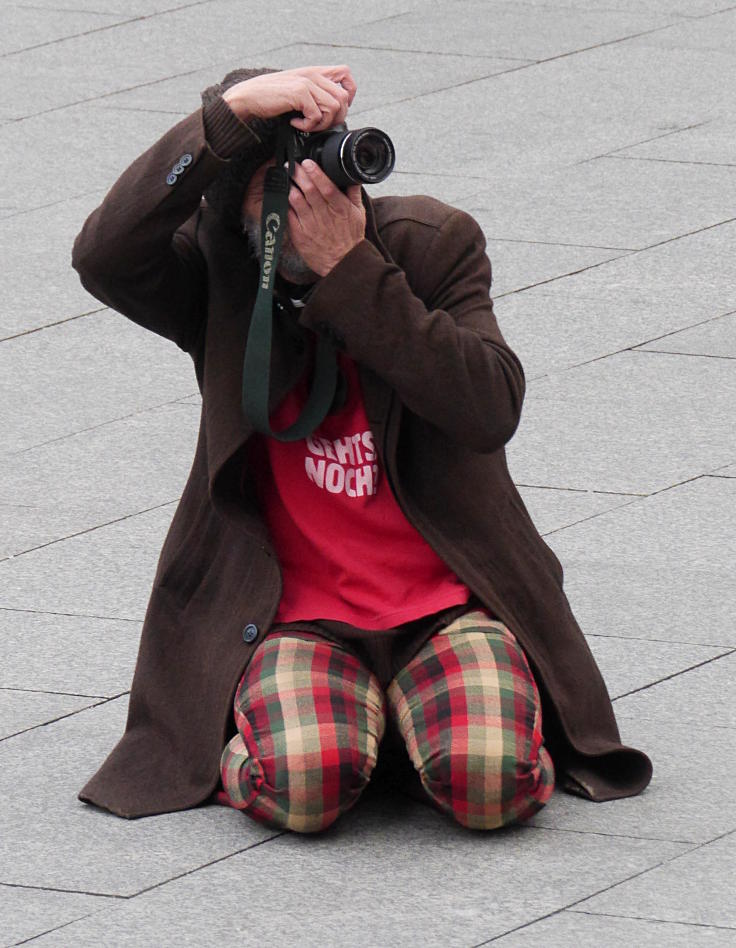 © www.mutbuergerdokus.de: 'Rote Linie-Aktion vorm Kölner Dom'