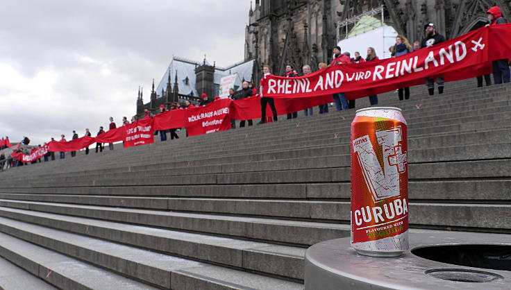 © www.mutbuergerdokus.de: 'Rote Linie-Aktion vorm Kölner Dom'