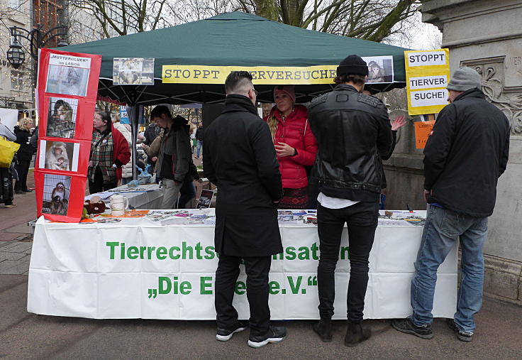 © www.mutbuergerdokus.de: Fackelmahnwache gegen Tierversuche