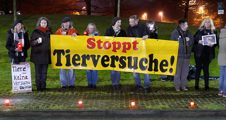 © www.mutbuergerdokus.de: Mahnwache vor dem Tierversuchslabor 22.22