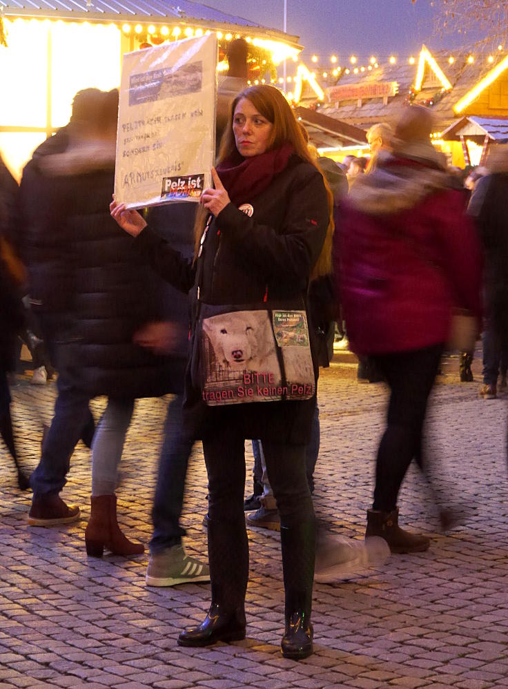 © www.mutbuergerdokus.de: Mahnwache: 'Weil mein Pelz mir gehört'!