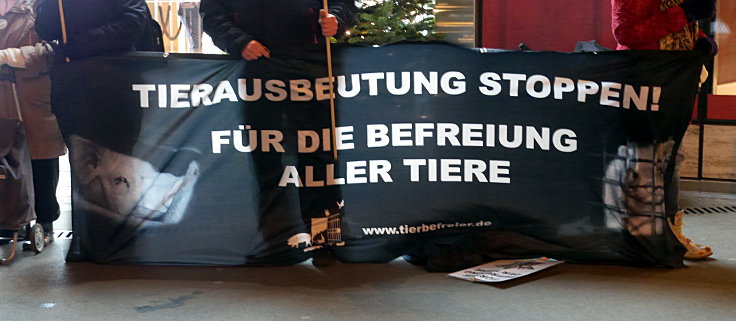 © www.mutbuergerdokus.de: 'Gegen den Pelzhandel bei Breuninger'
