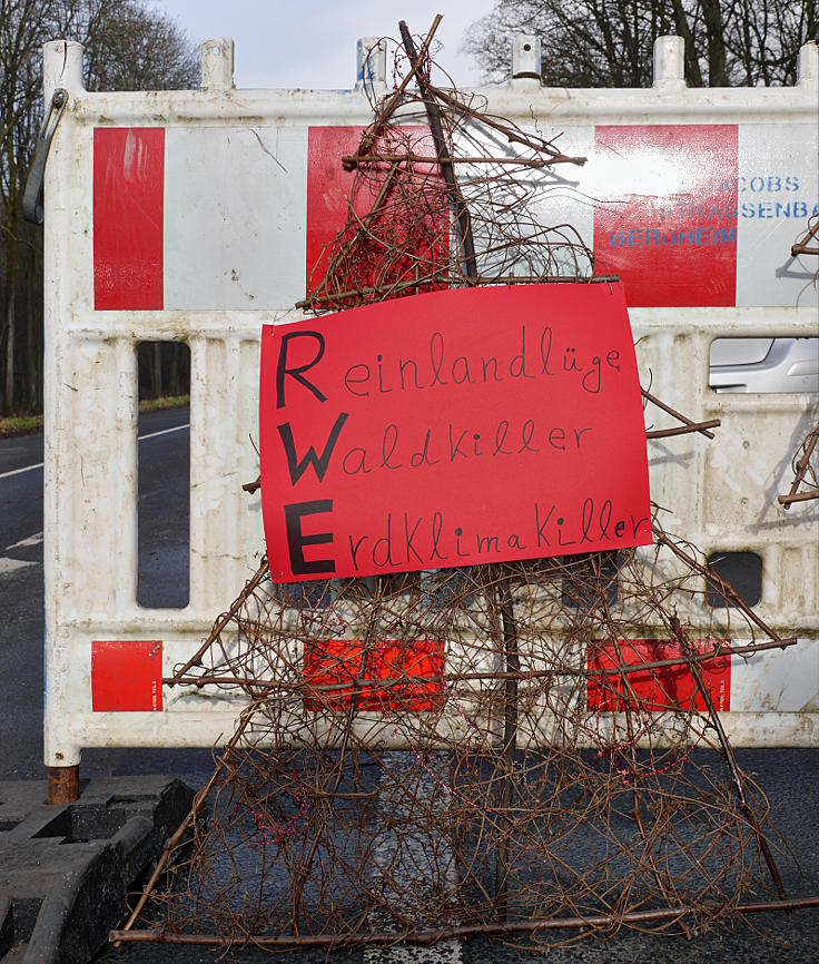 © www.mutbuergerdokus.de: Aktion 'Rote Karte für RWE' - monatliche Waldführung im Hambacher Forst