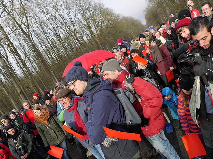 © www.mutbuergerdokus.de: Aktion 'Rote Karte für RWE' - monatliche Waldführung im Hambacher Forst