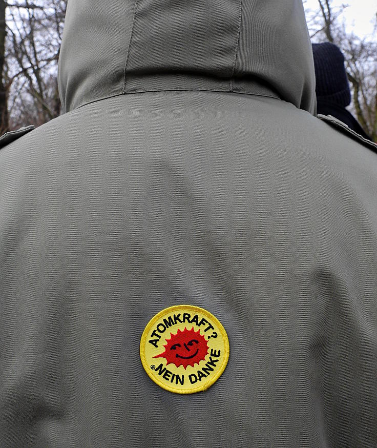 © www.mutbuergerdokus.de: Aktion 'Rote Karte für RWE' - monatliche Waldführung im Hambacher Forst