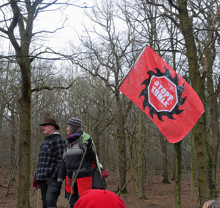 © www.mutbuergerdokus.de: Aktion 'Rote Karte für RWE' - monatliche Waldführung im Hambacher Forst