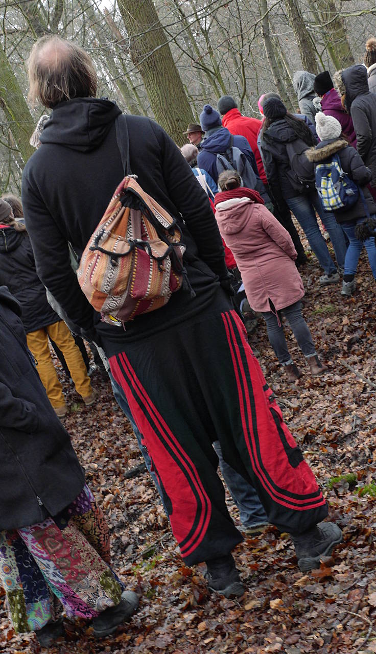 © www.mutbuergerdokus.de: Aktion 'Rote Karte für RWE' - monatliche Waldführung im Hambacher Forst