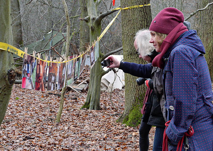 © www.mutbuergerdokus.de: Aktion 'Rote Karte für RWE' - monatliche Waldführung im Hambacher Forst