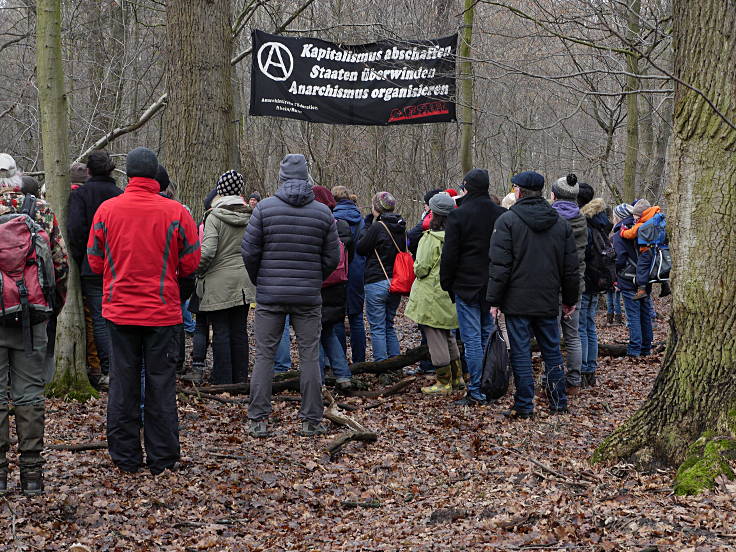 © www.mutbuergerdokus.de: Aktion 'Rote Karte für RWE' - monatliche Waldführung im Hambacher Forst