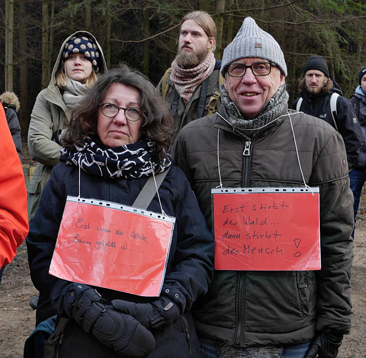 © www.mutbuergerdokus.de: Aktion 'Rote Karte für RWE' - monatliche Waldführung im Hambacher Forst