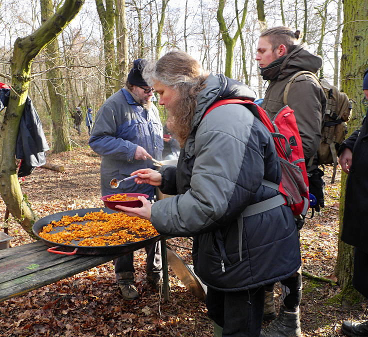 © www.mutbuergerdokus.de: Aktion 'Rote Karte für RWE' - monatliche Waldführung im Hambacher Forst