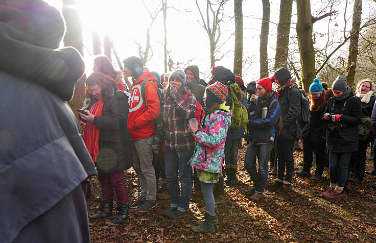 © www.mutbuergerdokus.de: Aktion 'Rote Karte für RWE' - monatliche Waldführung im Hambacher Forst