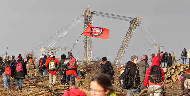 © www.mutbuergerdokus.de: Aktion 'Rote Karte für RWE' - monatliche Waldführung im Hambacher Forst