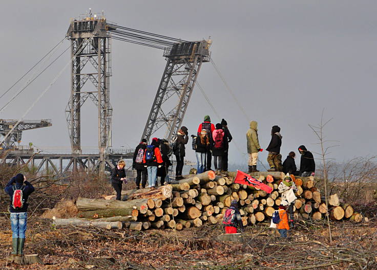 © www.mutbuergerdokus.de: Aktion 'Rote Karte für RWE' - monatliche Waldführung im Hambacher Forst