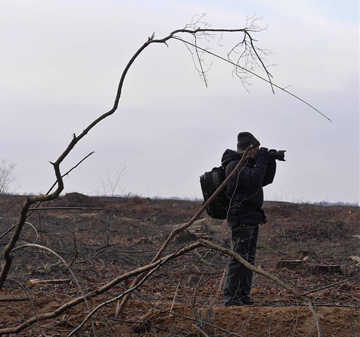 © www.mutbuergerdokus.de: Aktion 'Rote Karte für RWE' - monatliche Waldführung im Hambacher Forst