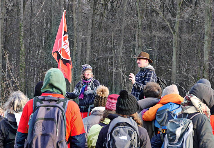 © www.mutbuergerdokus.de: Aktion 'Rote Karte für RWE' - monatliche Waldführung im Hambacher Forst