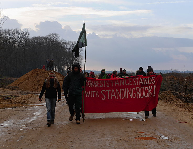 © www.mutbuergerdokus.de: Aktion 'Rote Karte für RWE' - monatliche Waldführung im Hambacher Forst