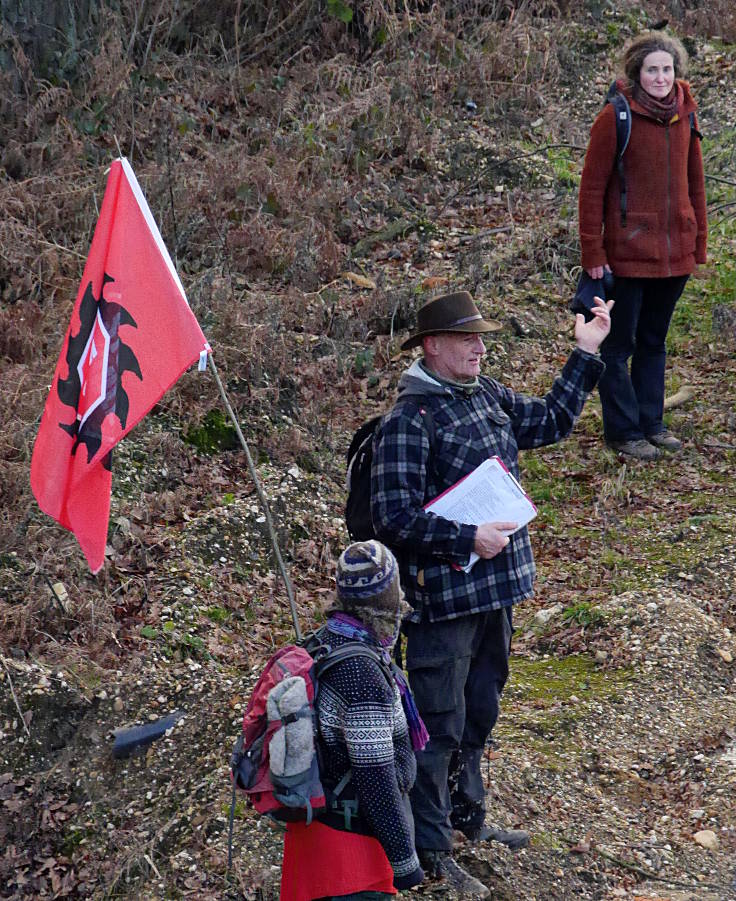 © www.mutbuergerdokus.de: Aktion 'Rote Karte für RWE' - monatliche Waldführung im Hambacher Forst