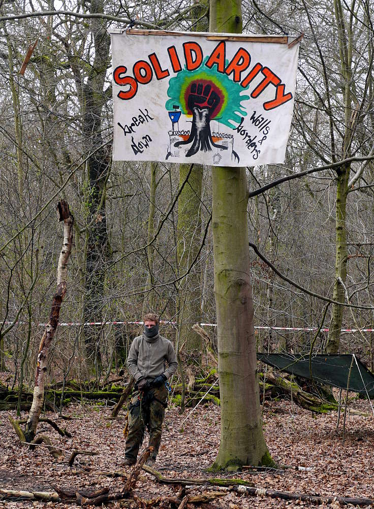 © www.mutbuergerdokus.de: Waldführung durch den Hambacher Forst