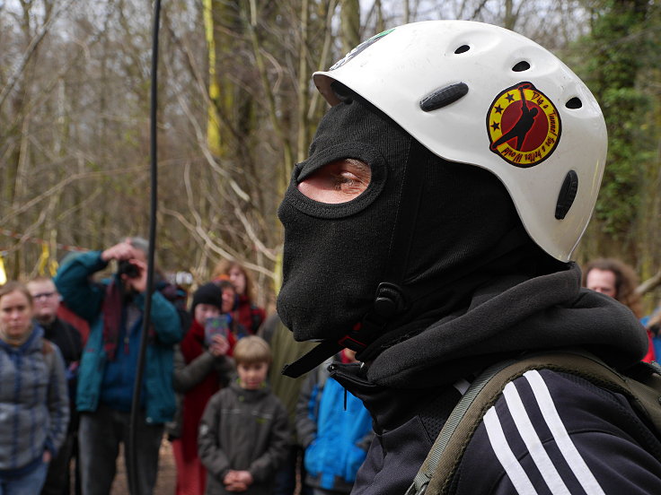 © www.mutbuergerdokus.de: Waldführung durch den Hambacher Forst