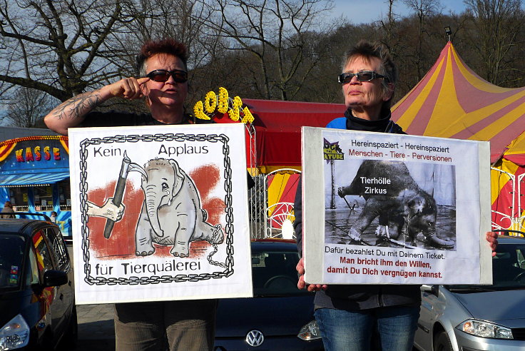 © www.mutbuergerdokus.de: Demonstration vor 'Circus Probst'