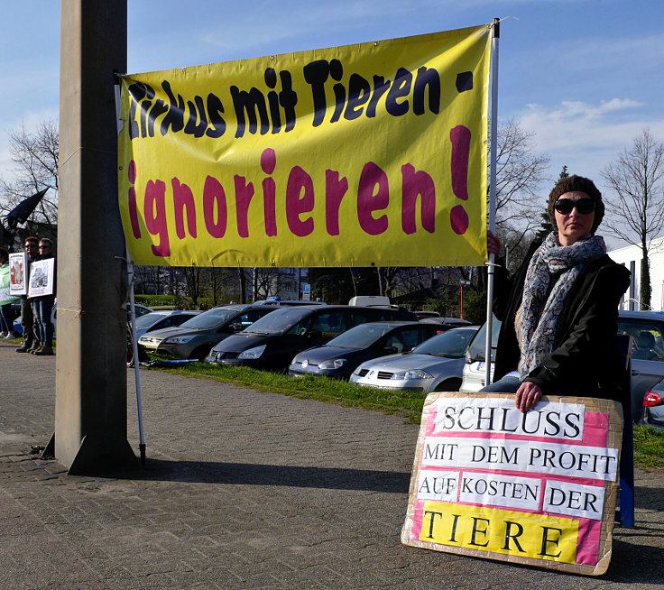 © www.mutbuergerdokus.de: Demonstration vor 'Circus Probst'