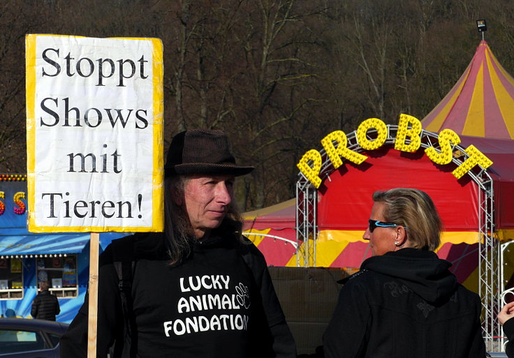 © www.mutbuergerdokus.de: Demonstration vor 'Circus Probst'