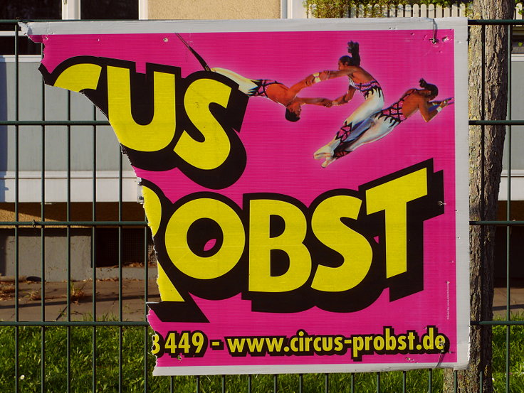 © www.mutbuergerdokus.de: Demonstration vor 'Circus Probst'