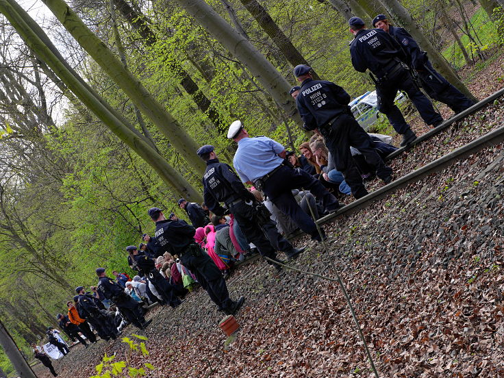 © www.mutbuergerdokus.de: Zugblockade im Kölner Stadtwald