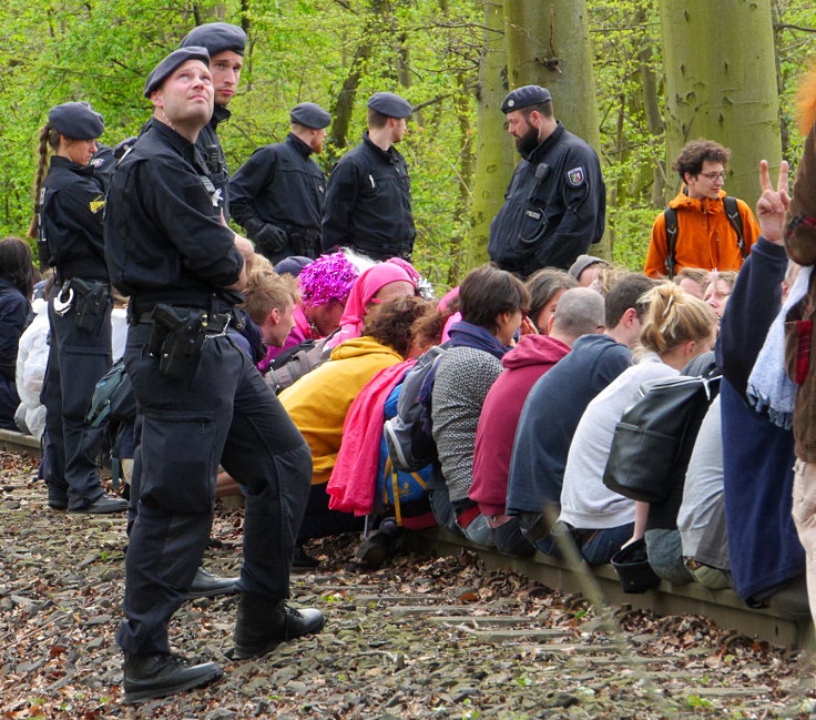 © www.mutbuergerdokus.de: Zugblockade im Kölner Stadtwald