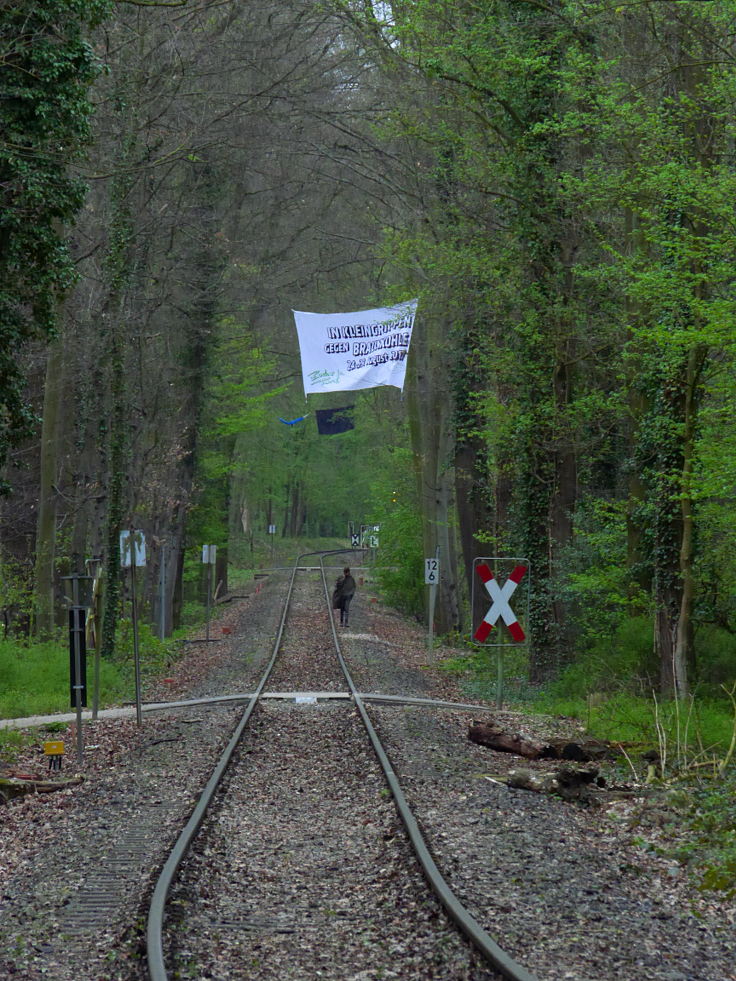 © www.mutbuergerdokus.de: Zugblockade im Kölner Stadtwald