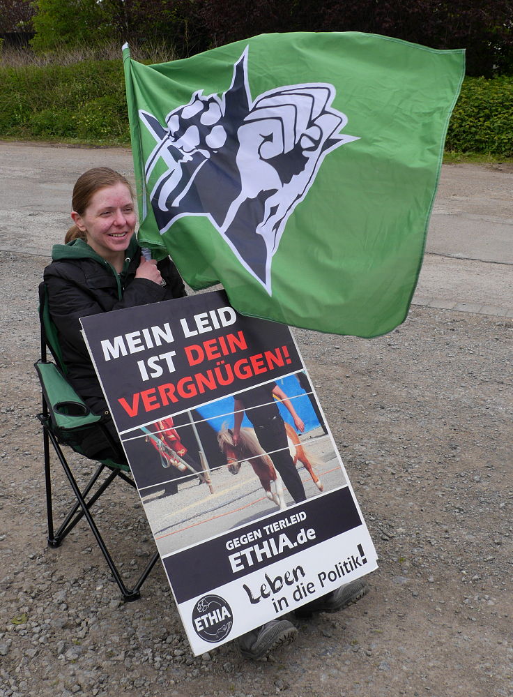 © www.mutbuergerdokus.de: Demonstration vor (Tier)Circus Traber