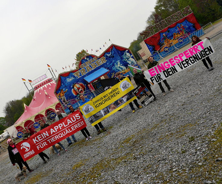 © www.mutbuergerdokus.de: Demonstration vor (Tier)Circus Traber