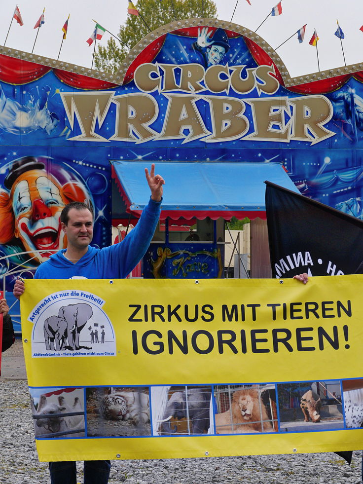© www.mutbuergerdokus.de: Demonstration vor (Tier)Circus Traber