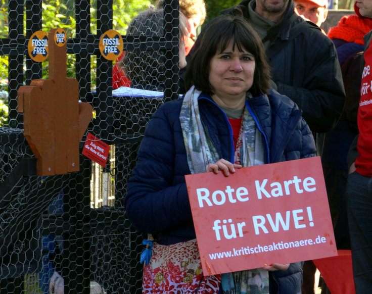 © www.mutbuergerdokus.de: 'Stop Braunkohle! Zeig RWE die Rote Karte! - auf der Hauptversammlung'